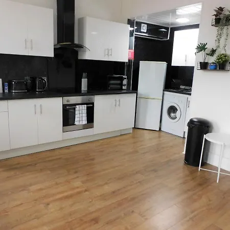 Comfortable 4 Bed Apt In Paisley Next To Station Exterior photo