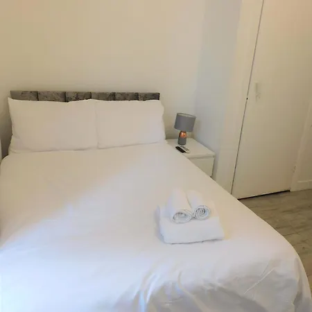 Comfortable 4 Bed Apt In Paisley Next To Station Exterior photo