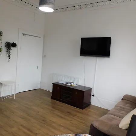 Comfortable 4 Bed Apt In Paisley Next To Station Exterior photo