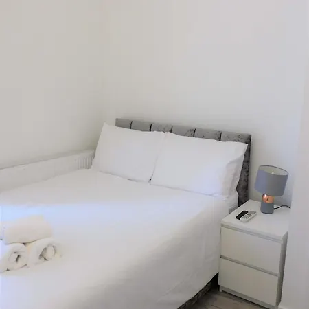 Comfortable 4 Bed Apt In Paisley Next To Station Exterior photo