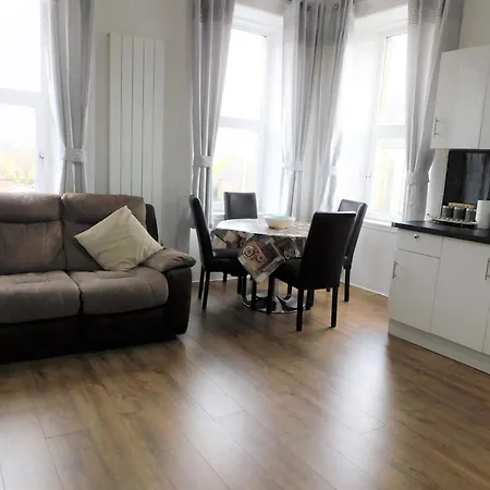 Comfortable 4 Bed Apt In Paisley Next To Station Exterior photo