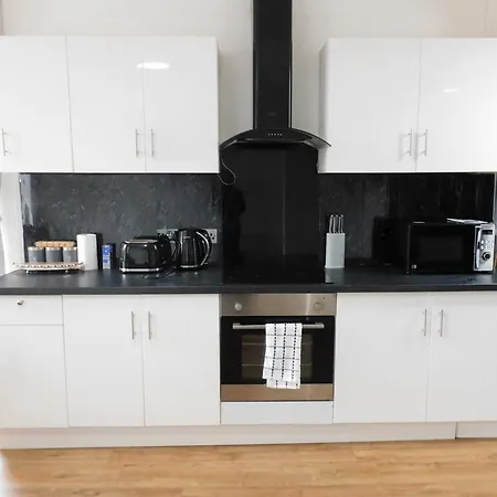 Comfortable 4 Bed Apt In Paisley Next To Station Exterior photo