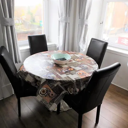Comfortable 4 Bed Apt In Paisley Next To Station Exterior photo