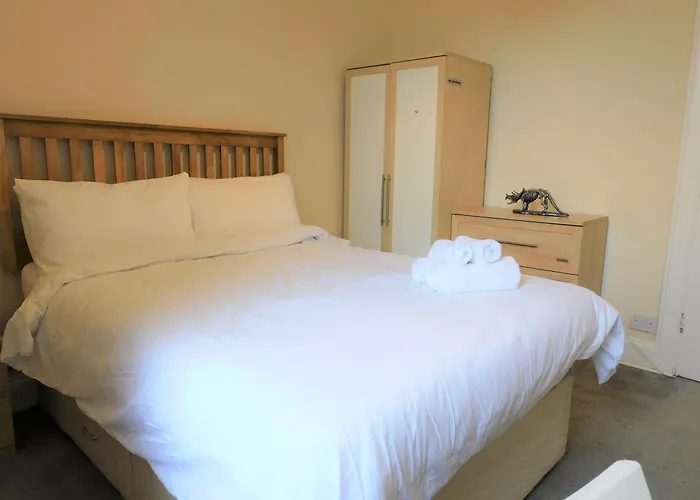 Comfortable 4 Bed Apt In Paisley Next To Station