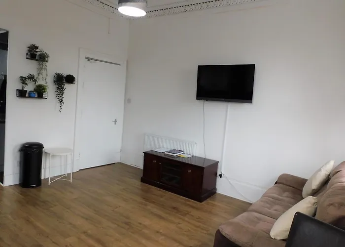 Comfortable 4 Bed Apt In Paisley Next To Station