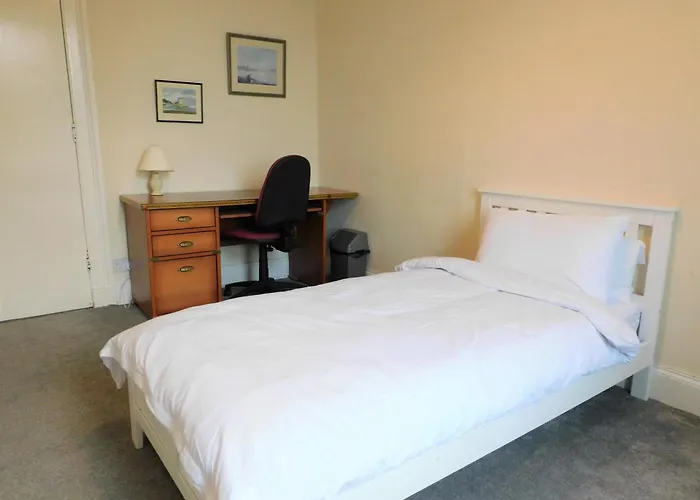 Comfortable 4 Bed Apt In Paisley Next To Station