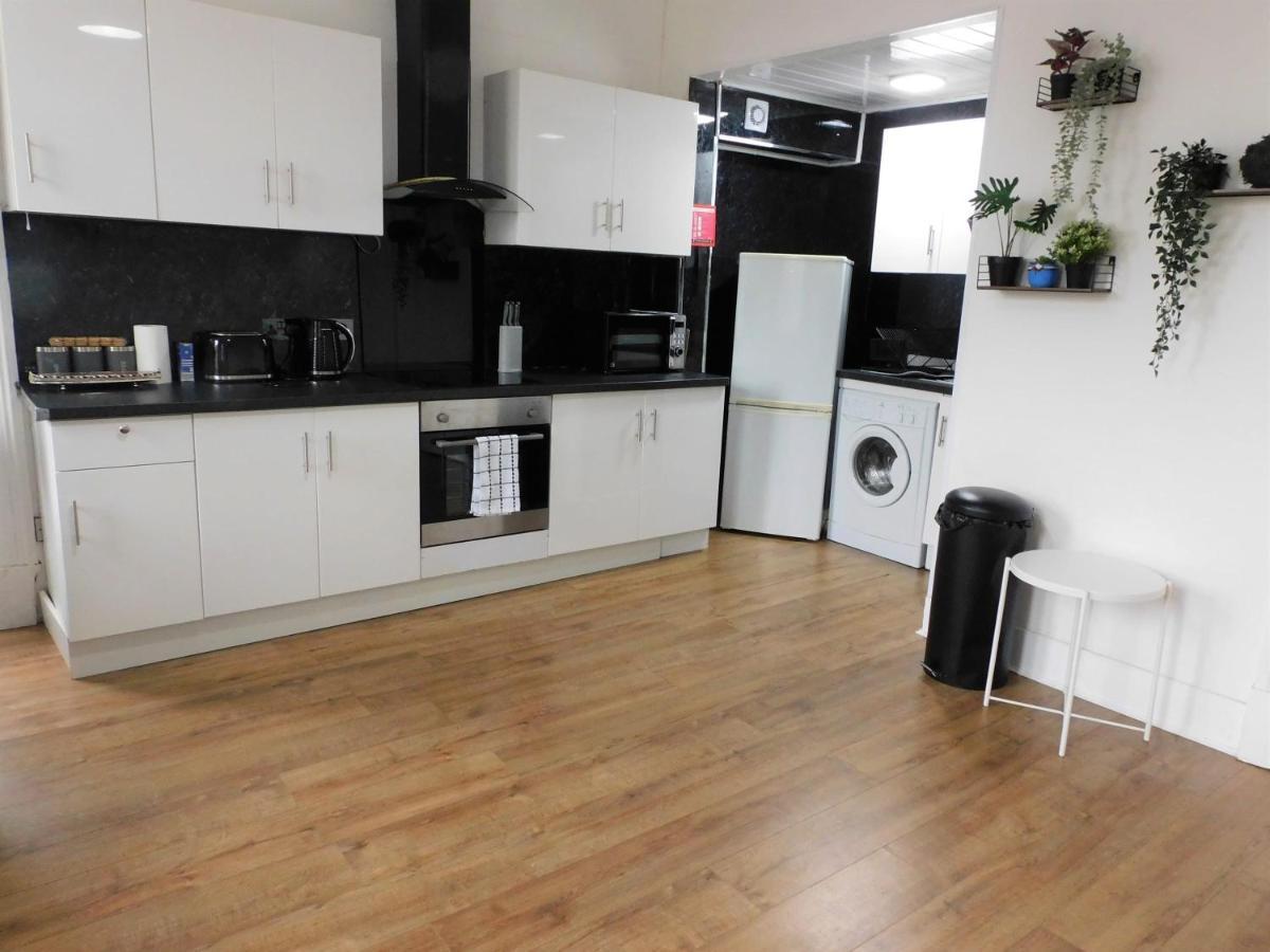 Comfortable 4 Bed In Next To Station * Paisley