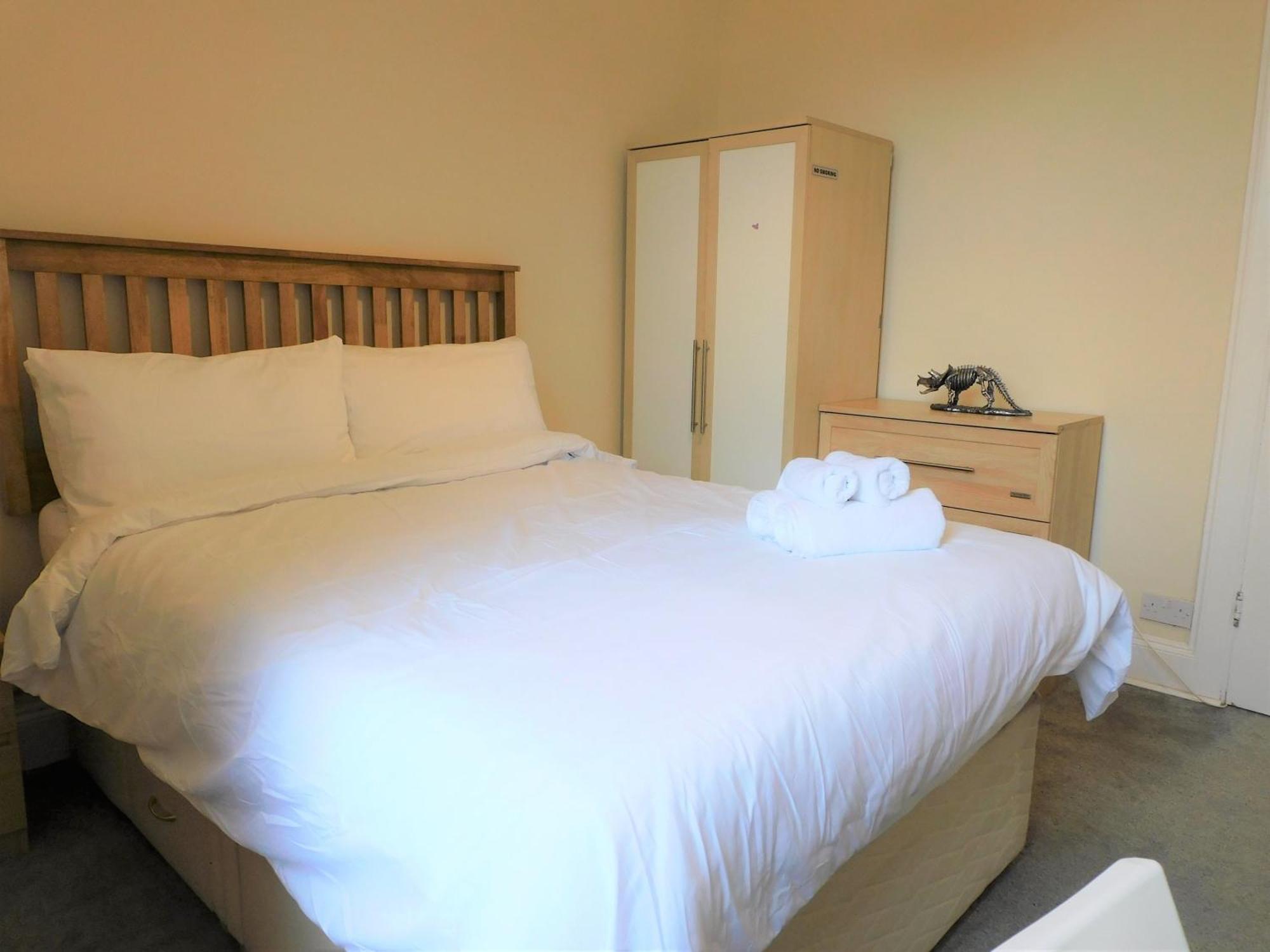 Comfortable 4 Bed In Next To Station * Paisley