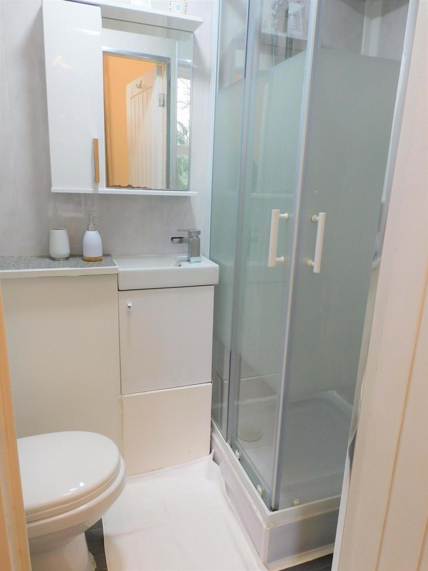 Comfortable 4 Bed In Next To Station *