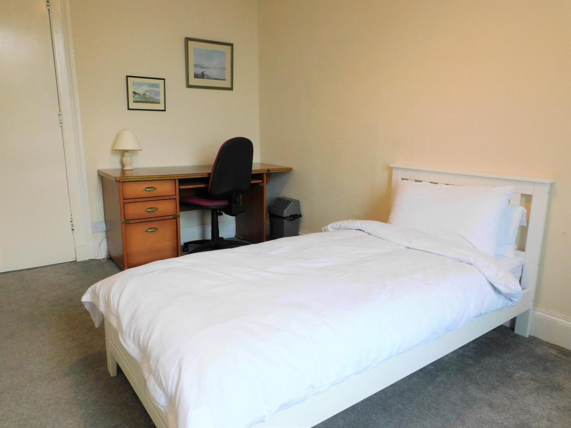 Comfortable 4 Bed In Next To Station Paisley