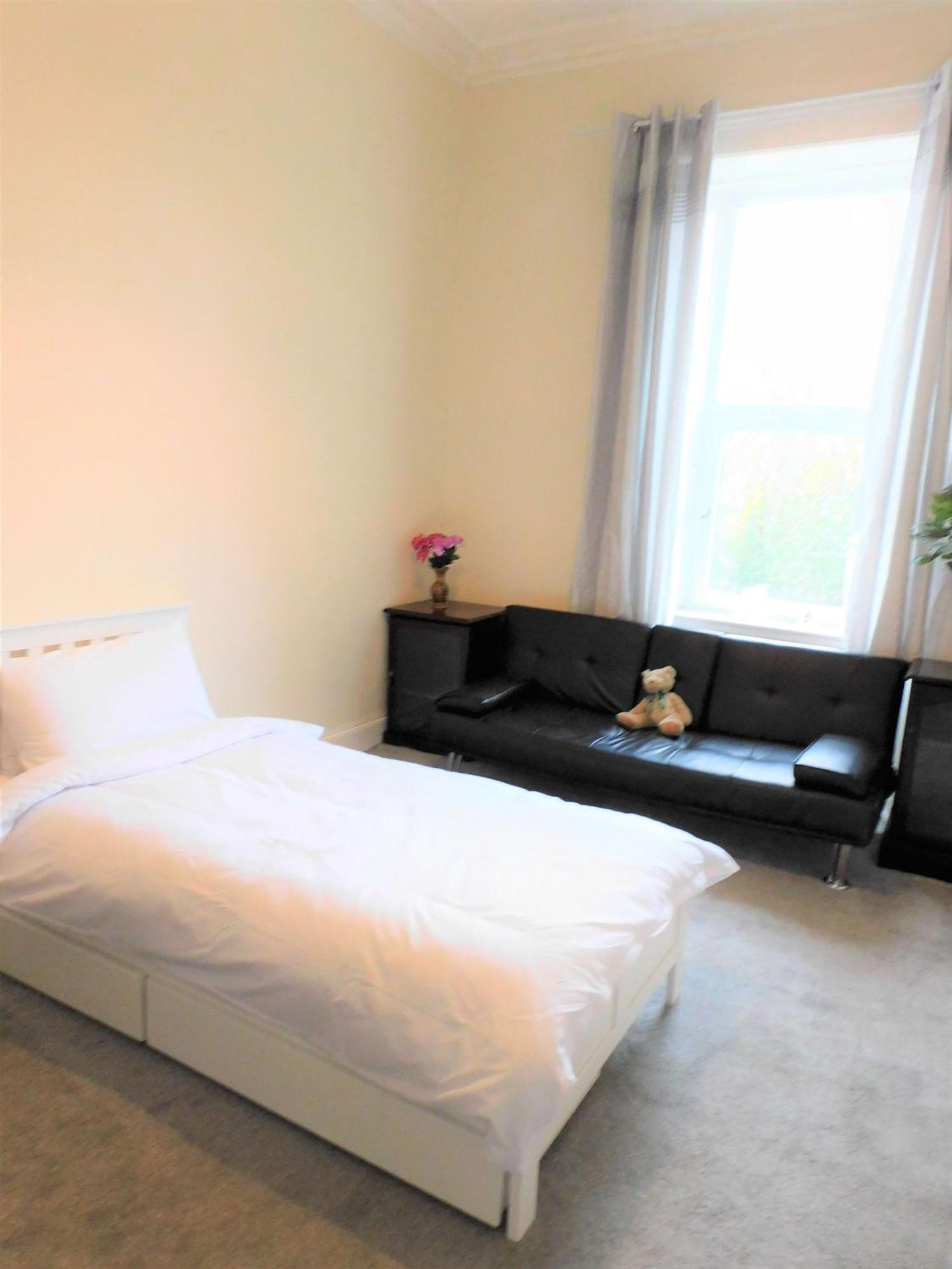 Comfortable 4 Bed In Next To Station Apartment