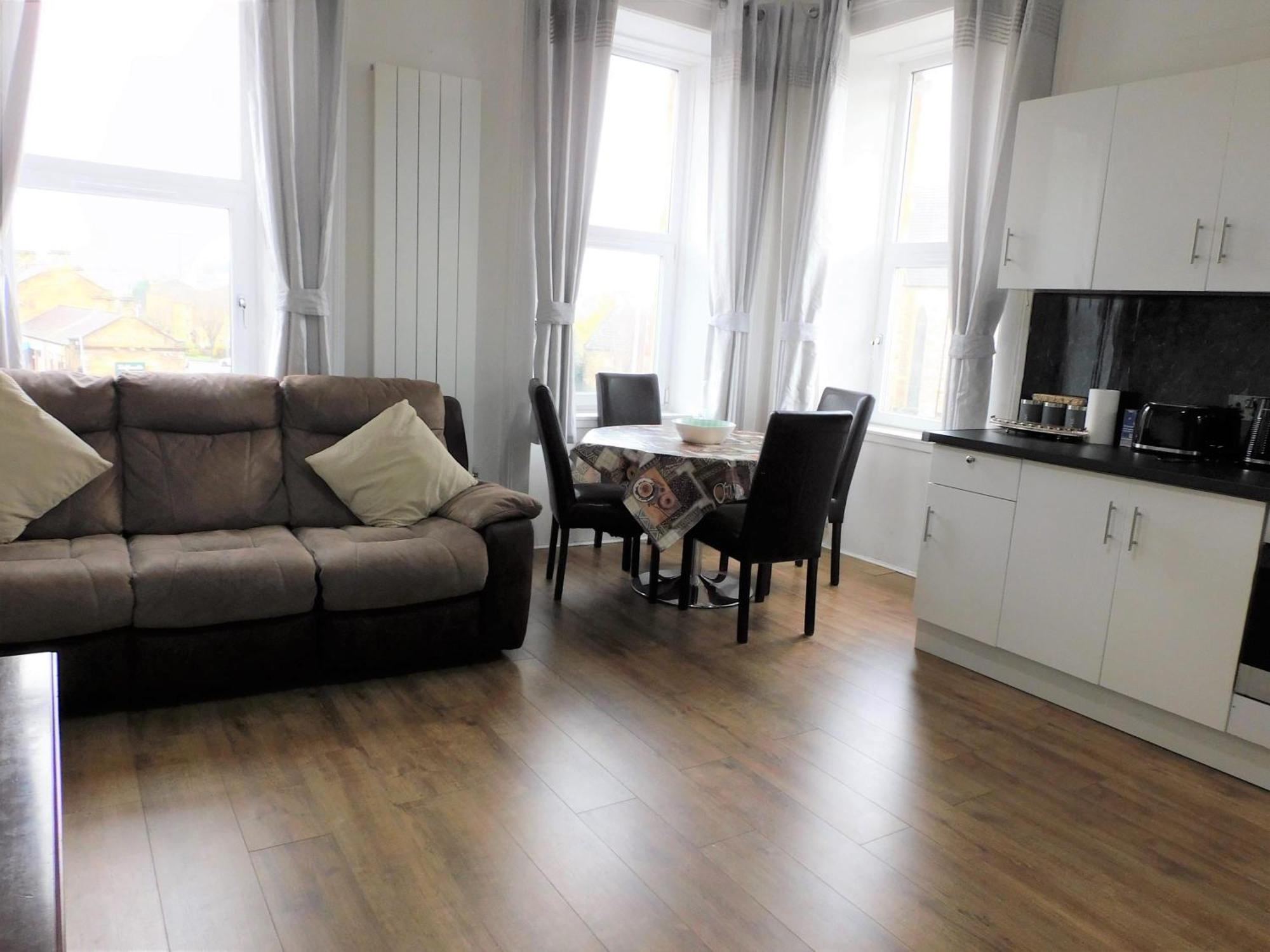 Comfortable 4 Bed In Next To Station Paisley