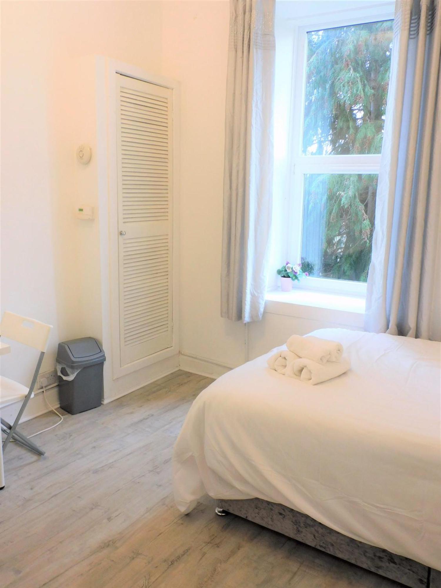 Comfortable 4 Bed In Next To Station Apartment
