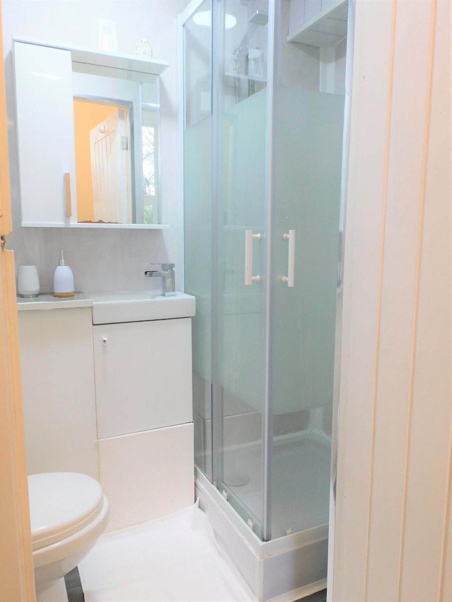 Comfortable 4 Bed In Next To Station *