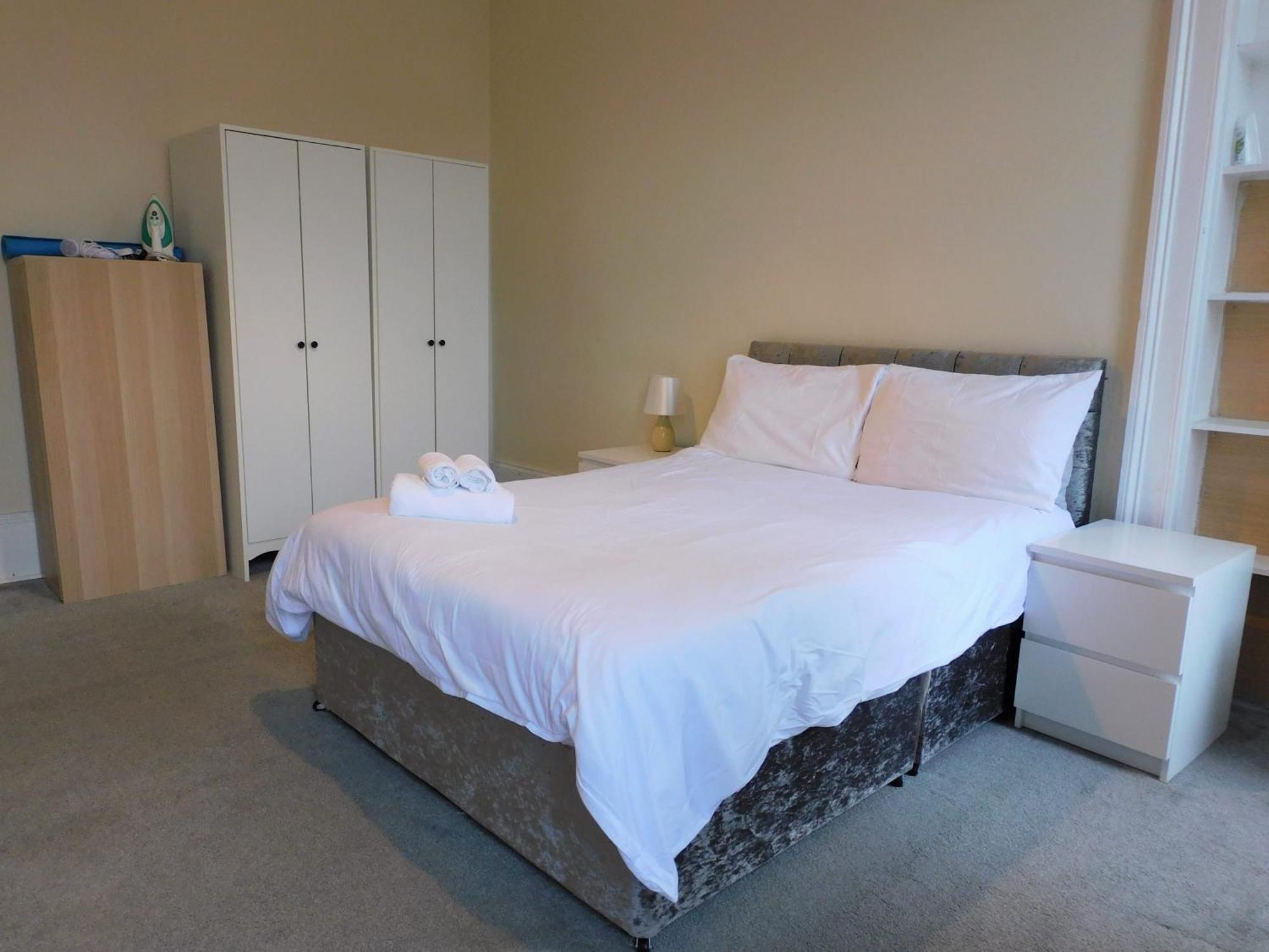 Apartment Comfortable 4 Bed In Next To Station *