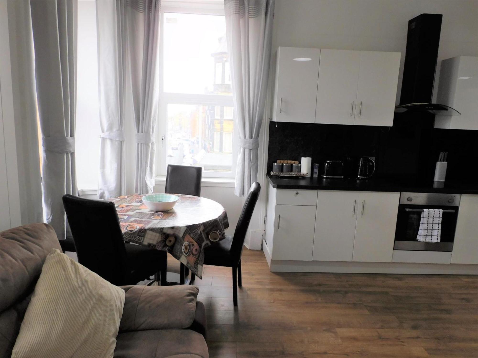 Comfortable 4 Bed In Next To Station * Paisley
